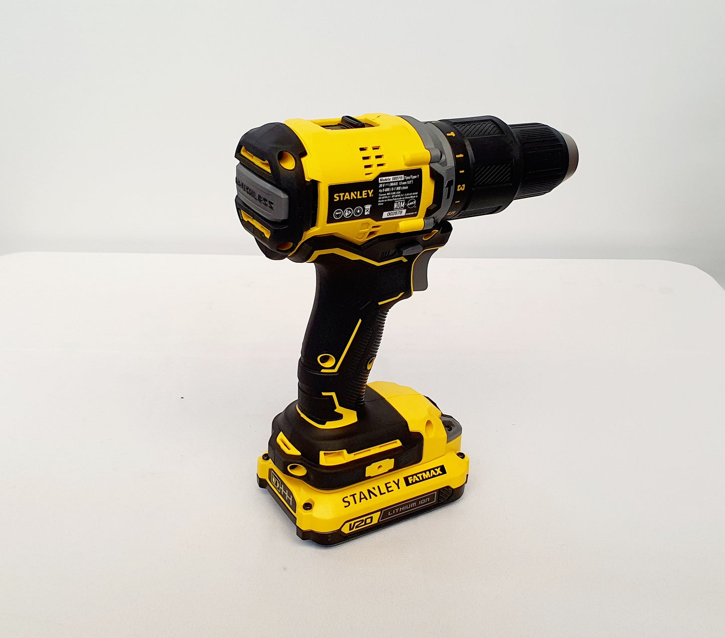 STANLEY TALADRO PERCUTOR INALAMBRICO DE 1/2" 20V BRUSHLESS SBD710C2K-B3