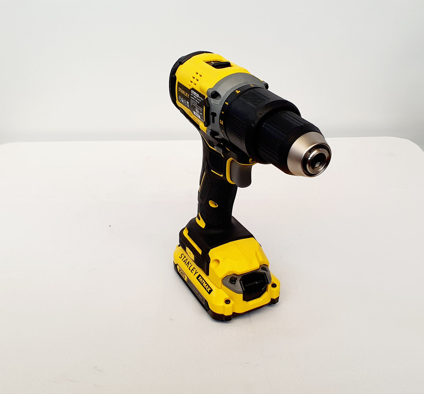 STANLEY TALADRO PERCUTOR INALAMBRICO DE 1/2" 20V BRUSHLESS SBD710C2K-B3