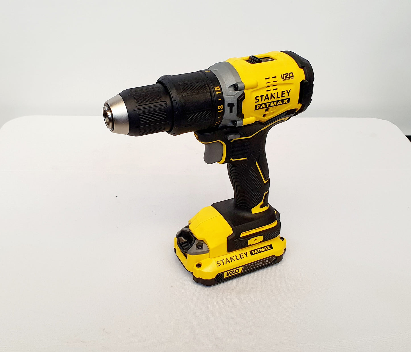 STANLEY TALADRO PERCUTOR INALAMBRICO DE 1/2" 20V BRUSHLESS SBD710C2K-B3