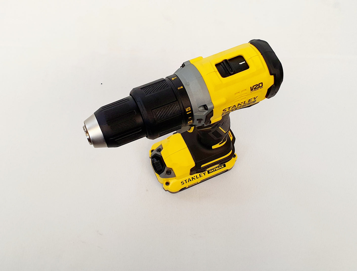 STANLEY TALADRO PERCUTOR INALAMBRICO DE 1/2" 20V BRUSHLESS SBD710C2K-B3