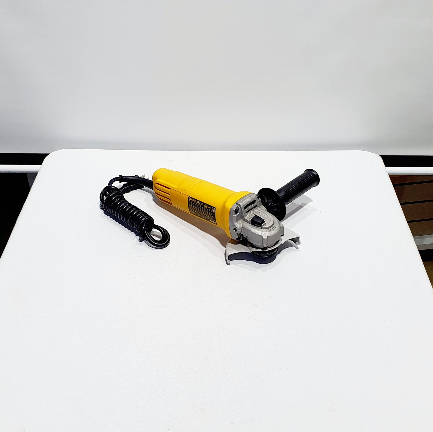 DEWALT PULIDORA DE 4-1/2" 700W DWE4010