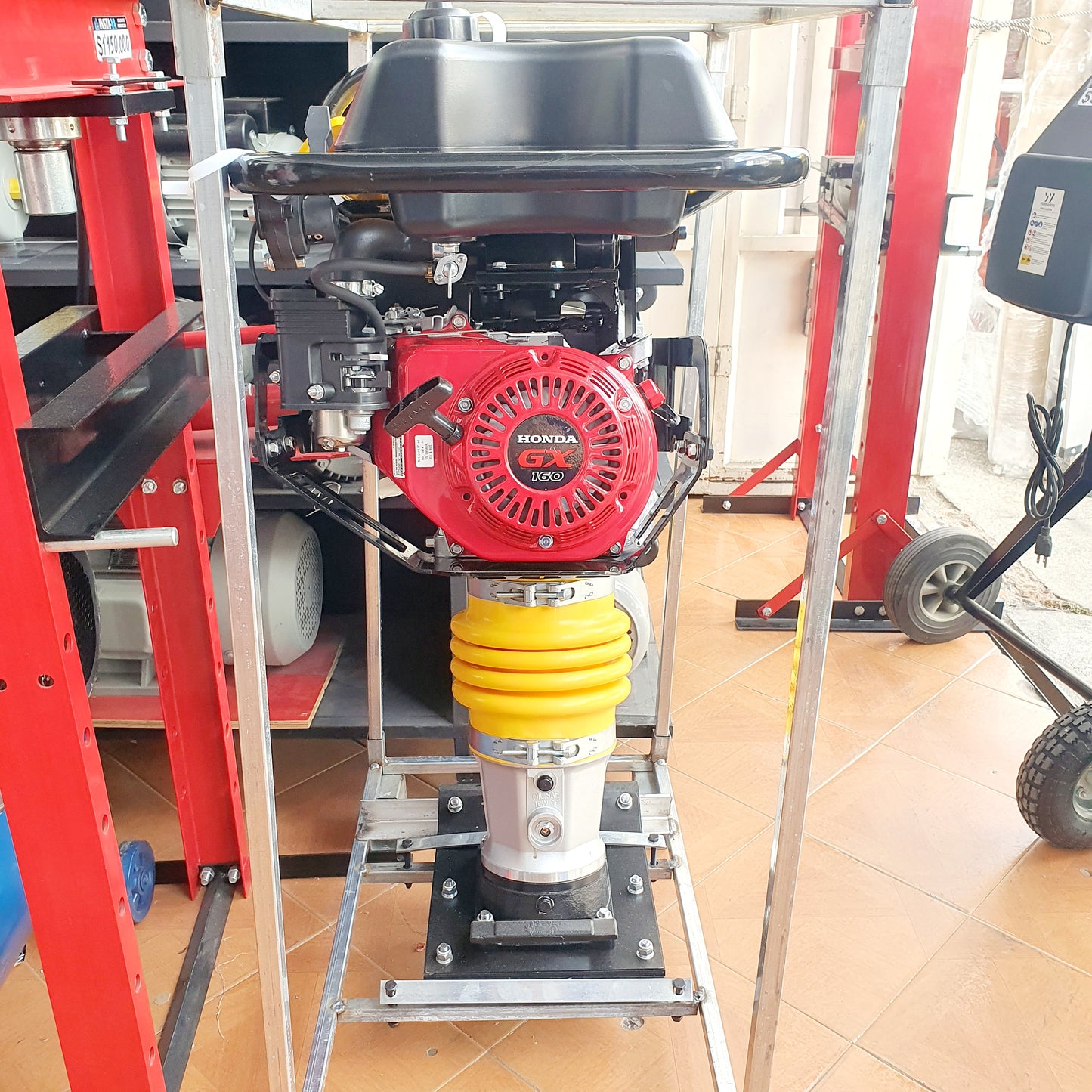 UYUSTOOLS APISONADOR COMPACTADOR A GASOLINA INDUSTRIAL 80KG HONDA 5.5HP GCO080