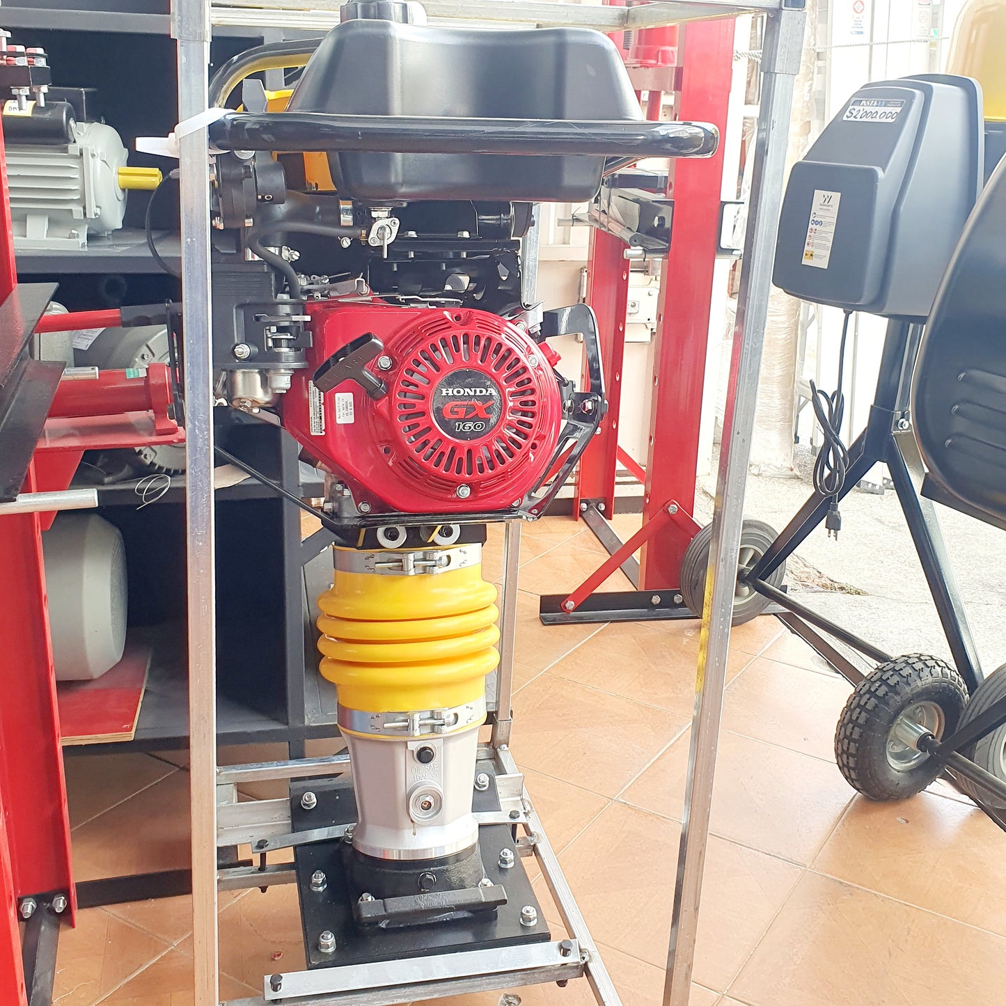 UYUSTOOLS APISONADOR COMPACTADOR A GASOLINA INDUSTRIAL 80KG HONDA 5.5HP GCO080