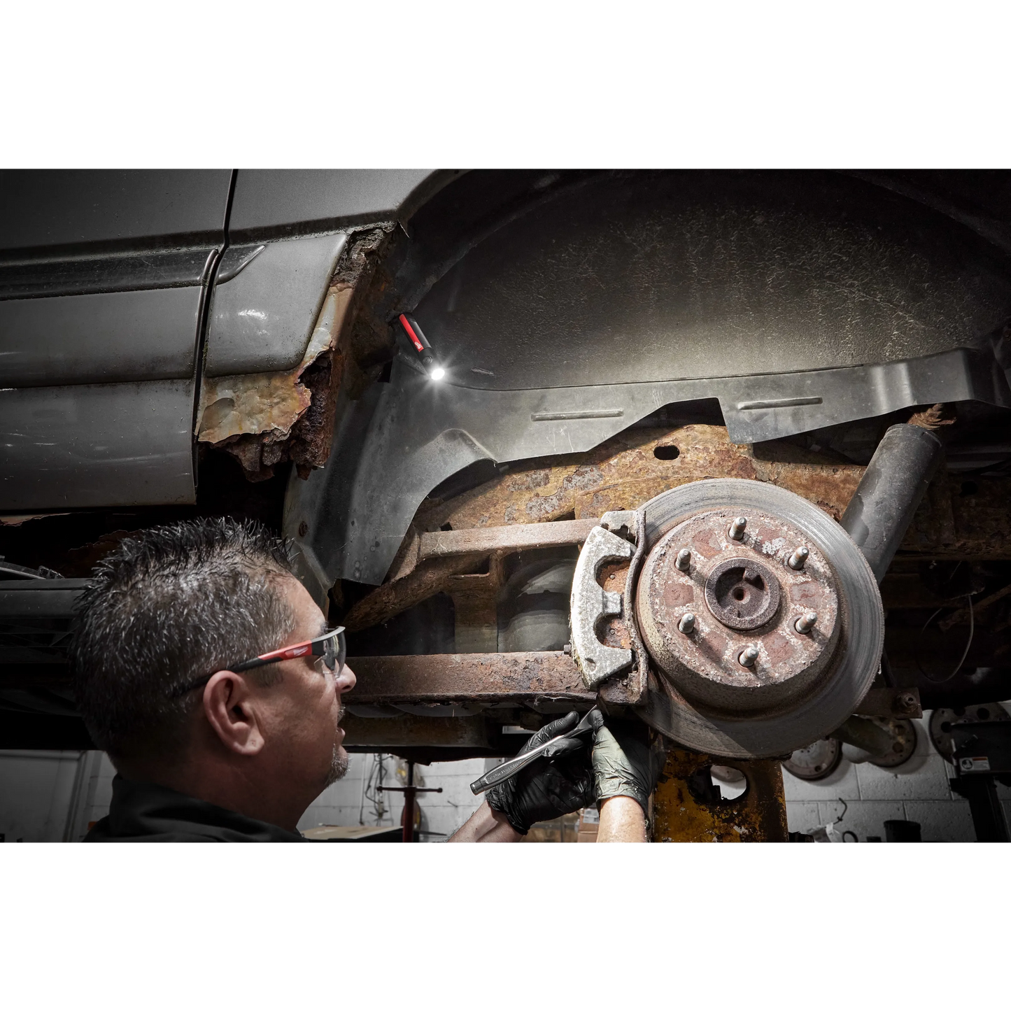 MILWAUKEE LINTERNA PORTATIL DE USO DIARIO RECARGABLE DE 500L CON IMAN 2011R