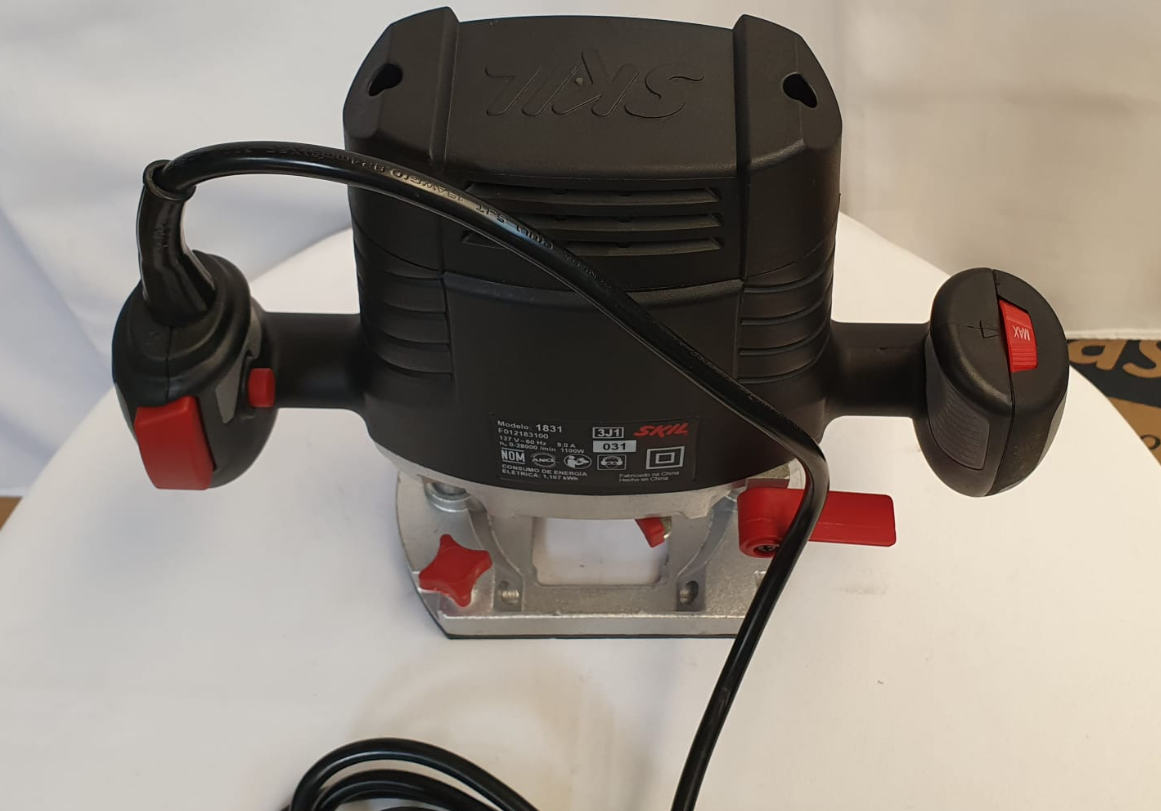 SKIL RUTEADORA 1100W - F0121831Aa