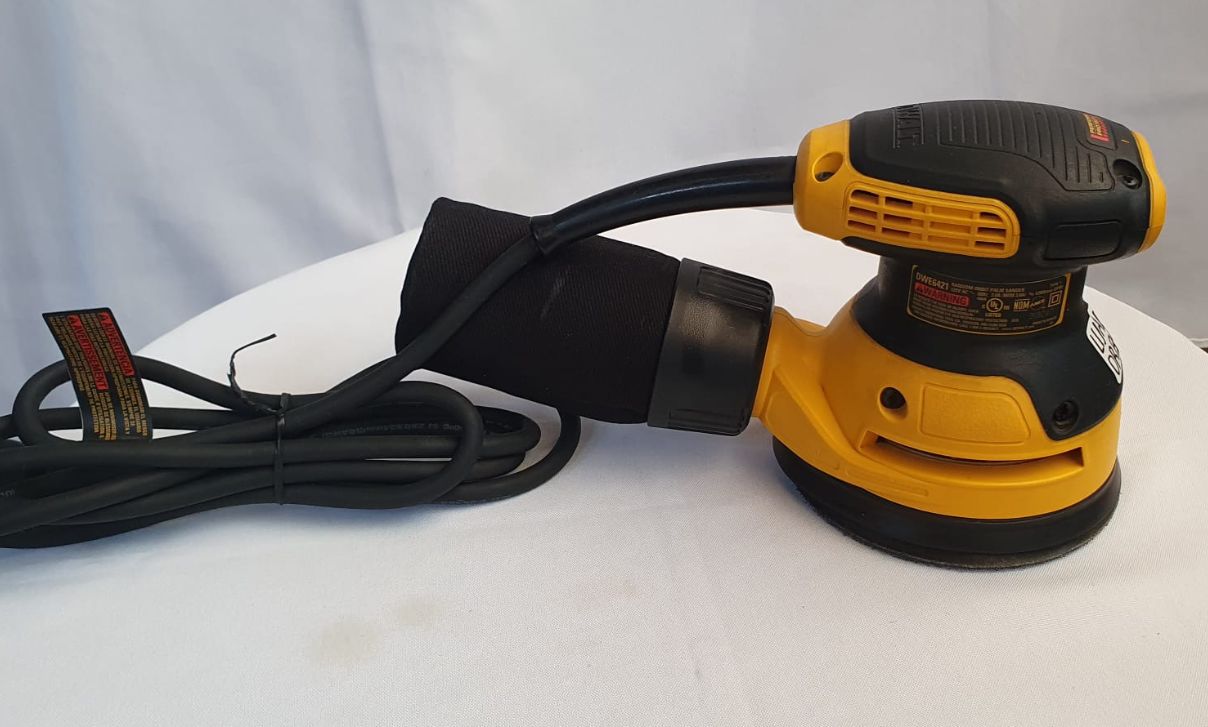 DEWALT KIT DE LIJADORA ORBITAL ALEATORIA DE 5" - DWE6421K