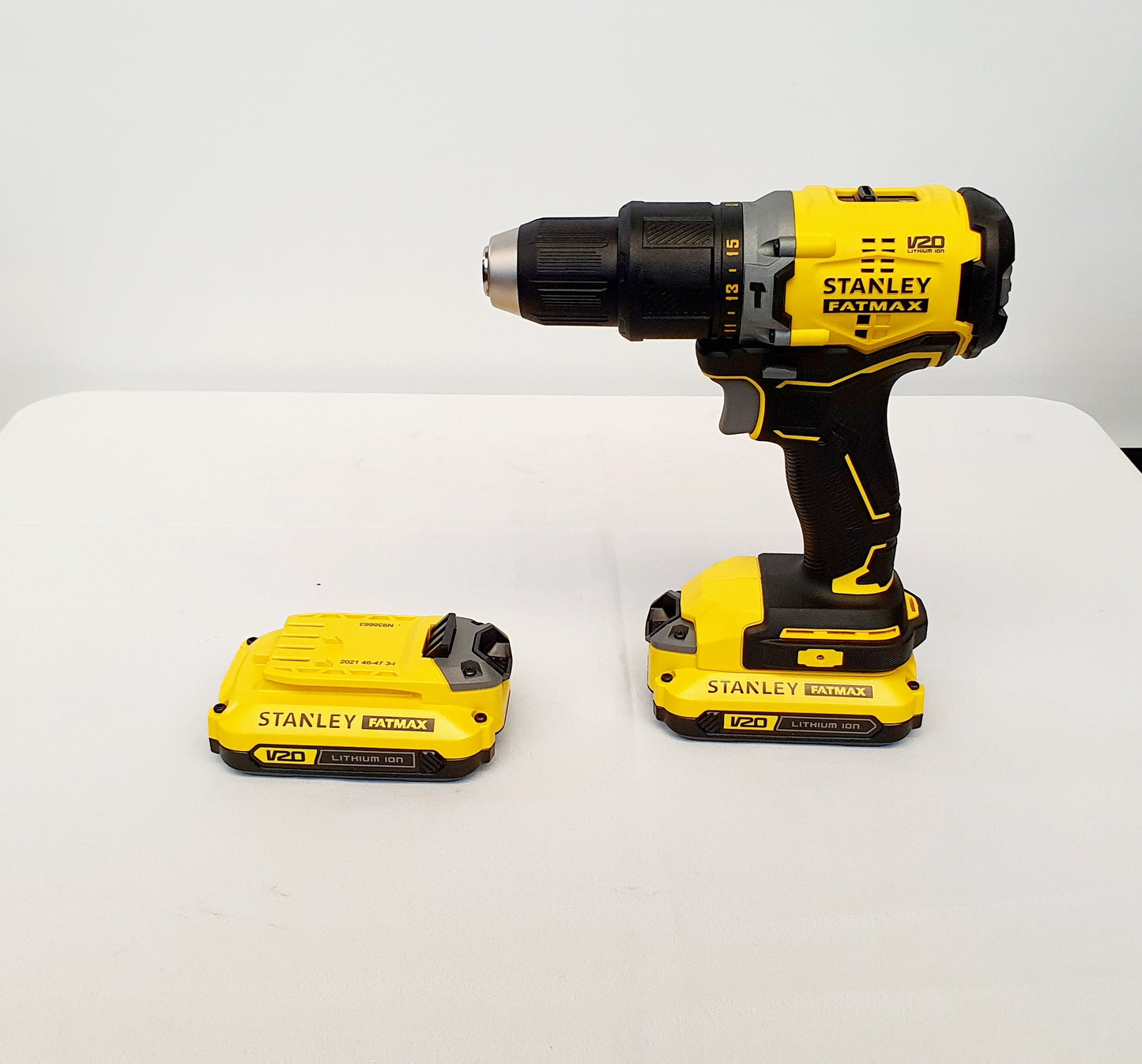STANLEY TALADRO PERCUTOR INALAMBRICO DE 1/2" 20V BRUSHLESS SBD710C2K-B3