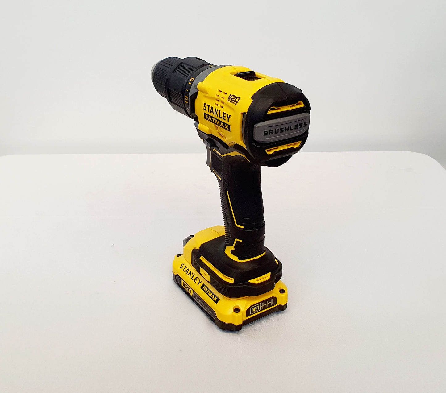 STANLEY TALADRO PERCUTOR INALAMBRICO DE 1/2" 20V BRUSHLESS SBD710C2K-B3