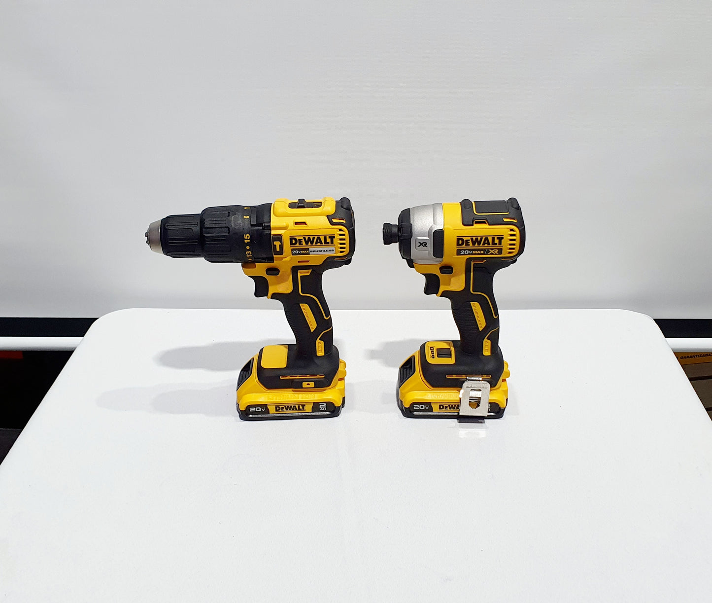 DEWALT COMBO TALADRO PERCUTOR Y ATORNILLADOR DE IMPACTO 20V BRUSHLESS DCK223D2