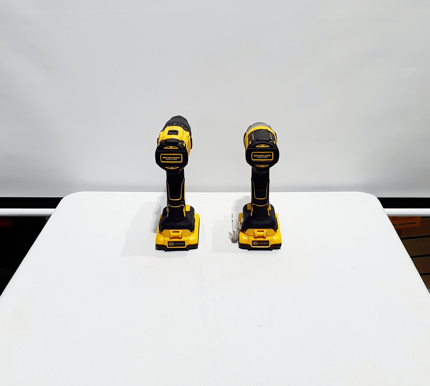 DEWALT COMBO TALADRO PERCUTOR Y ATORNILLADOR DE IMPACTO 20V BRUSHLESS DCK223D2