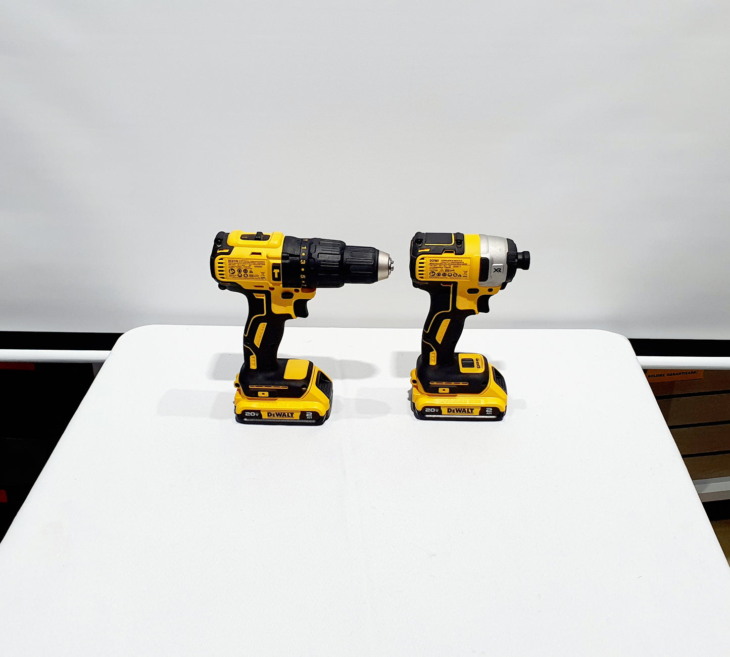 DEWALT COMBO TALADRO PERCUTOR Y ATORNILLADOR DE IMPACTO 20V BRUSHLESS DCK223D2