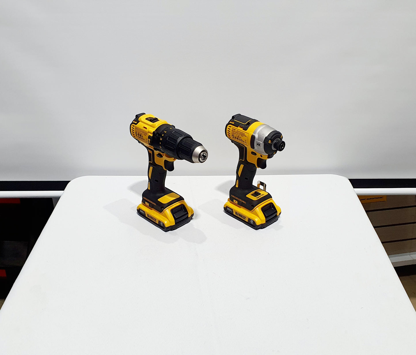 DEWALT COMBO TALADRO PERCUTOR Y ATORNILLADOR DE IMPACTO 20V BRUSHLESS DCK223D2