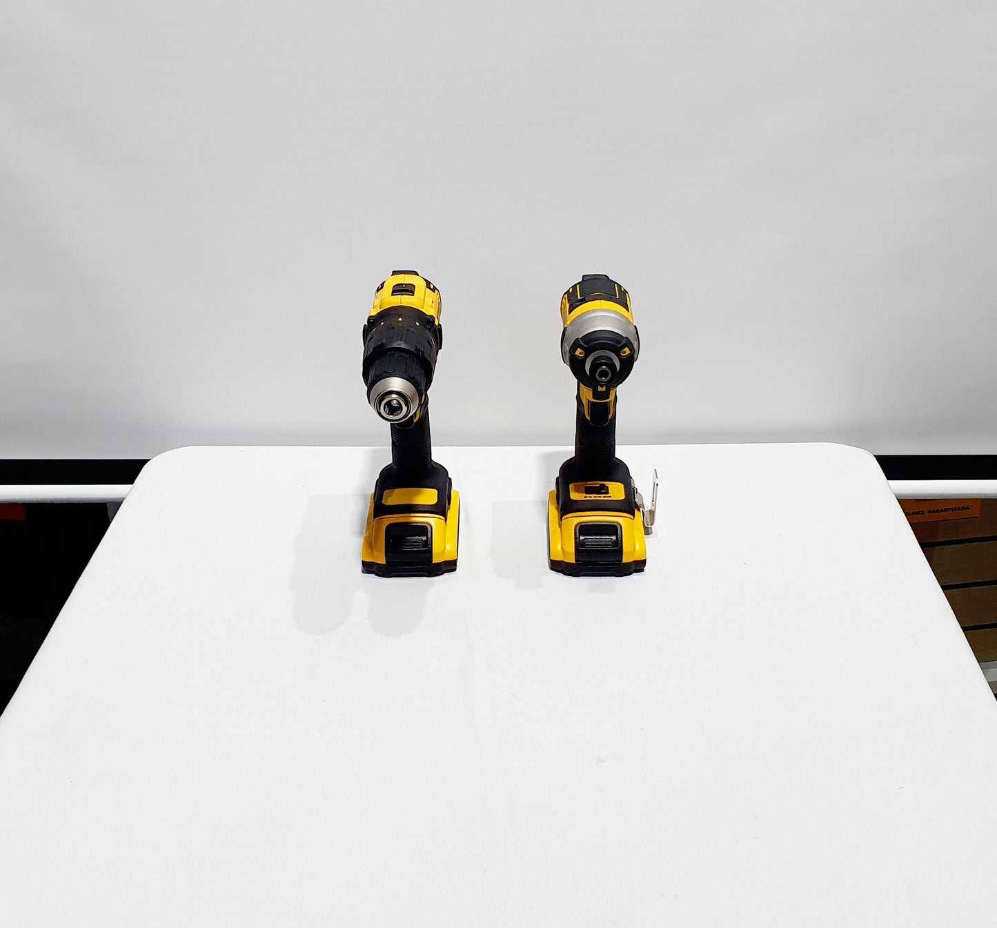 DEWALT COMBO TALADRO PERCUTOR Y ATORNILLADOR DE IMPACTO 20V BRUSHLESS DCK223D2