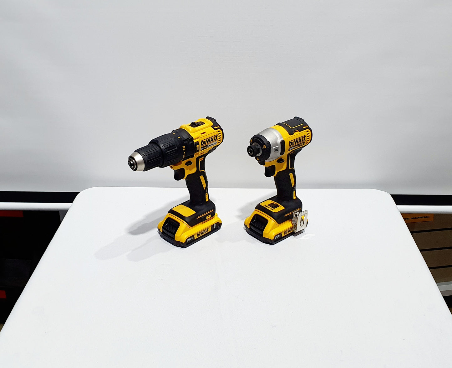 DEWALT COMBO TALADRO PERCUTOR Y ATORNILLADOR DE IMPACTO 20V BRUSHLESS DCK223D2