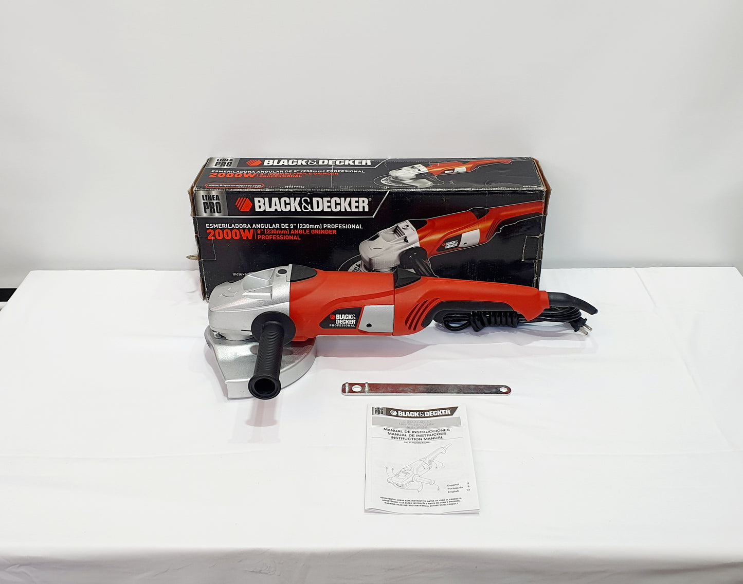 BLACK&DECKER PULIDORA DE 9" 2000W KG2000