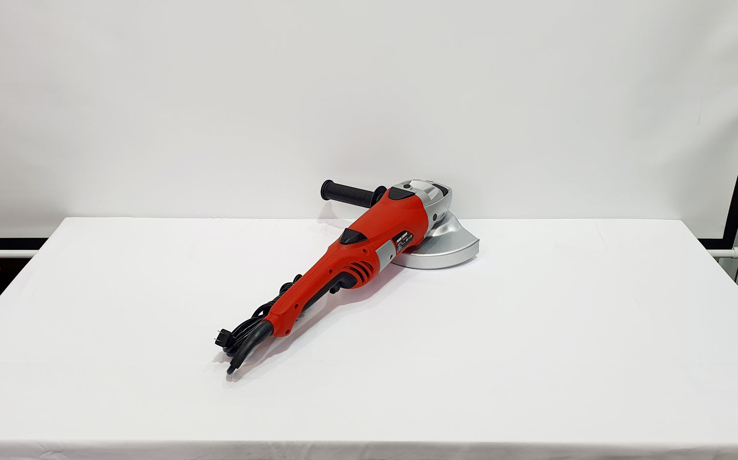 BLACK&DECKER PULIDORA DE 9" 2000W KG2000