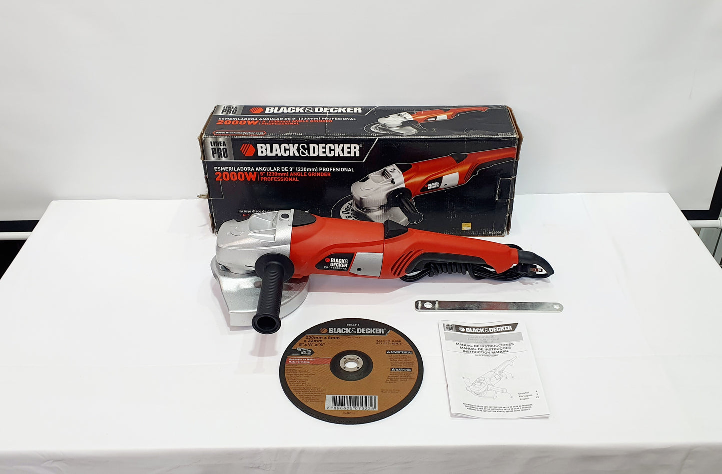 BLACK&DECKER PULIDORA DE 9" 2000W KG2000