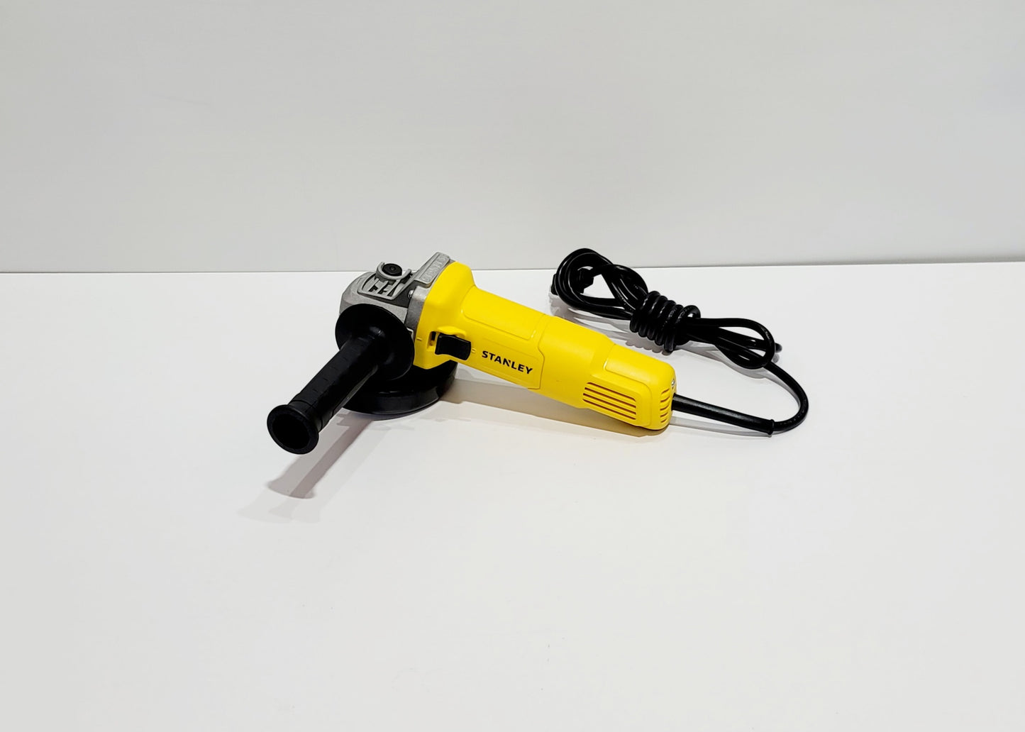 STANLEY PULIDORA DE 4-1/2" 620W SG6115