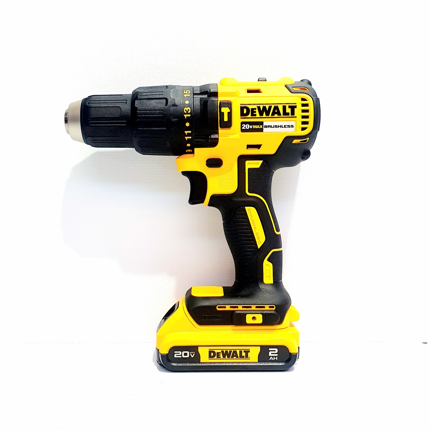 DEWALT JUEGO DE TALADRO PERCUTOR/ATORNILLADOR DE 1/2" SIN CARBONES DCD7781D2