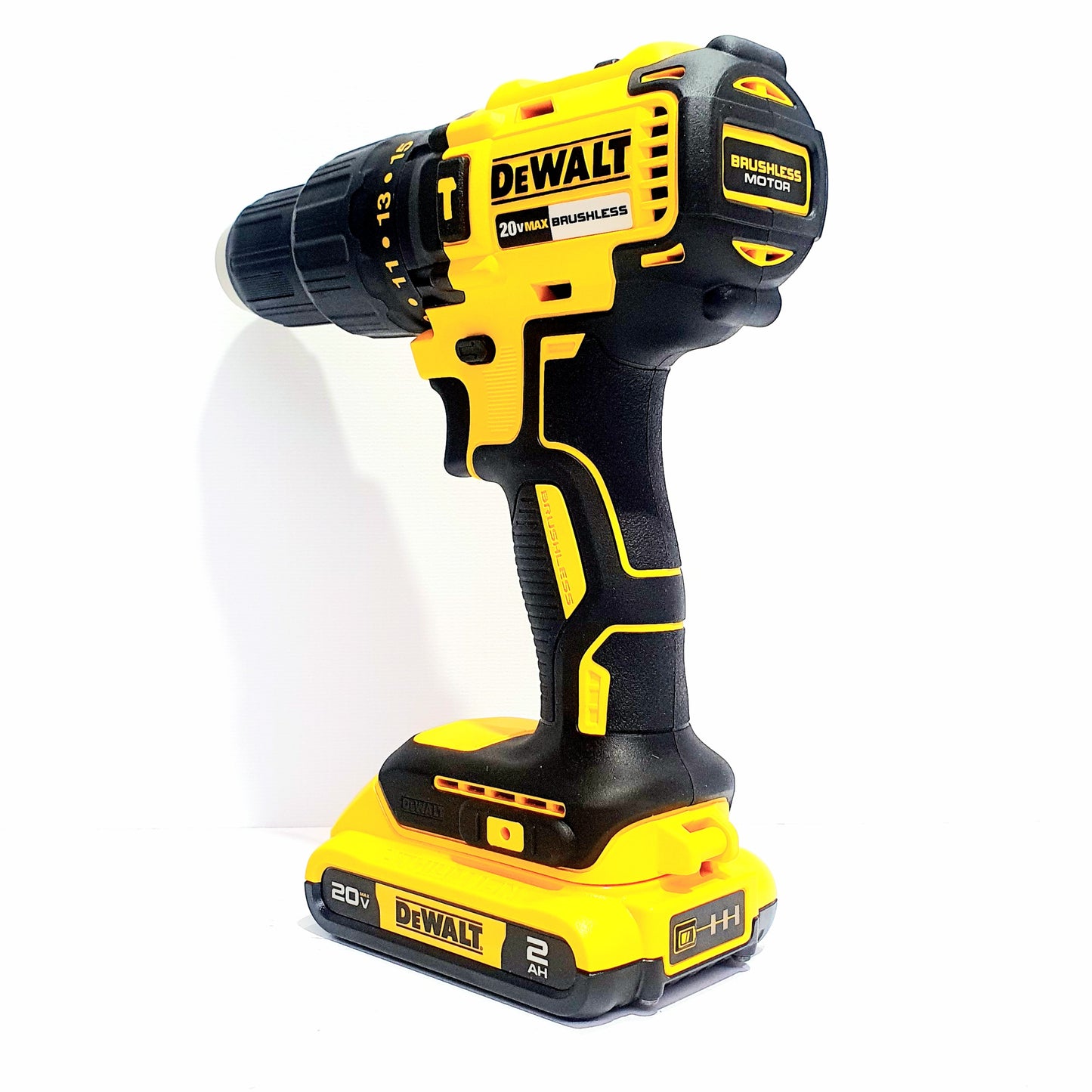 DEWALT JUEGO DE TALADRO PERCUTOR/ATORNILLADOR DE 1/2" SIN CARBONES DCD7781D2