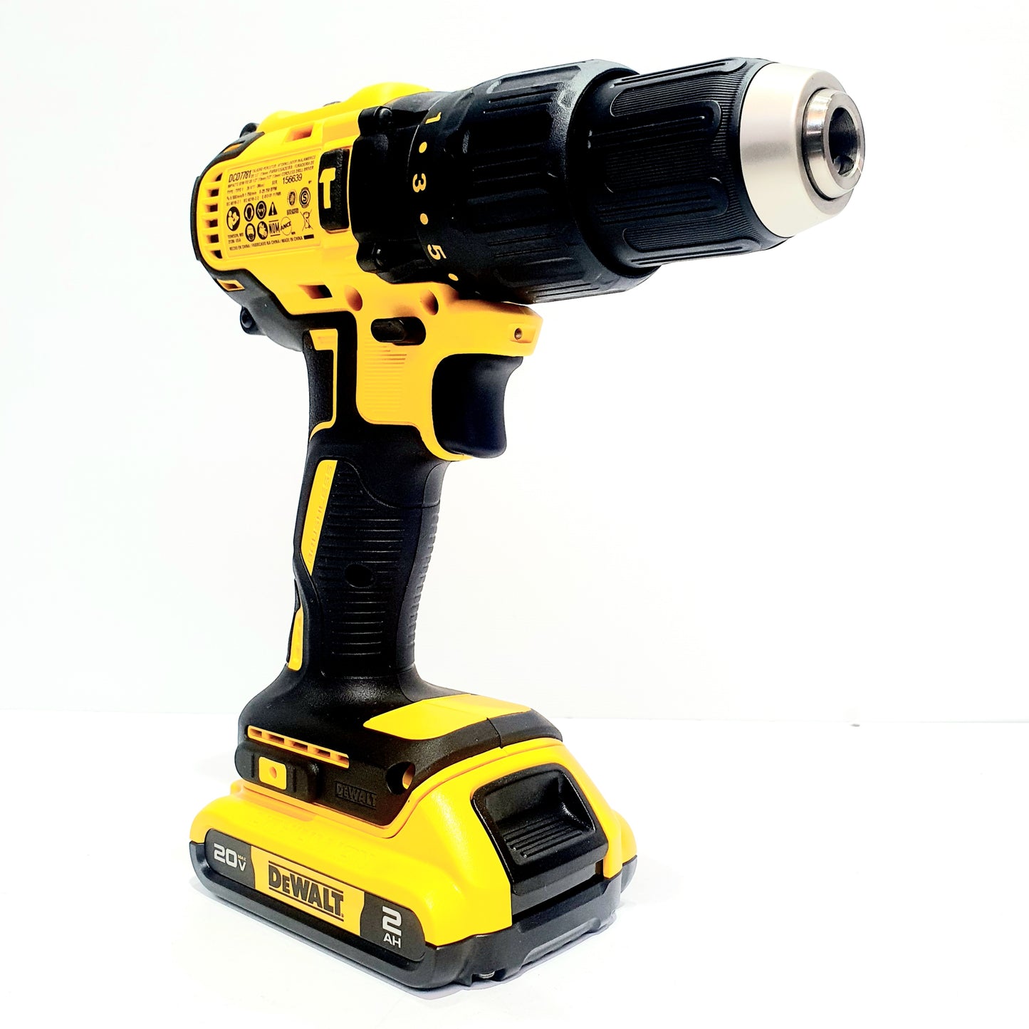 DEWALT JUEGO DE TALADRO PERCUTOR/ATORNILLADOR DE 1/2" SIN CARBONES DCD7781D2