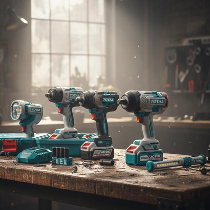 TOTAL COMBO LLAVE DE IMPACTO 3/4" 20V 1350NM + LLAVE DE IMPACTO 1/2" 850NM + LAMPARA DE TRABAJO 2000LM + LAMPARA DE TRABAJO 300LM + 2 BATERIAS 5.0AH, CARGADOR Y ACCESORIOS UTOSLI250782