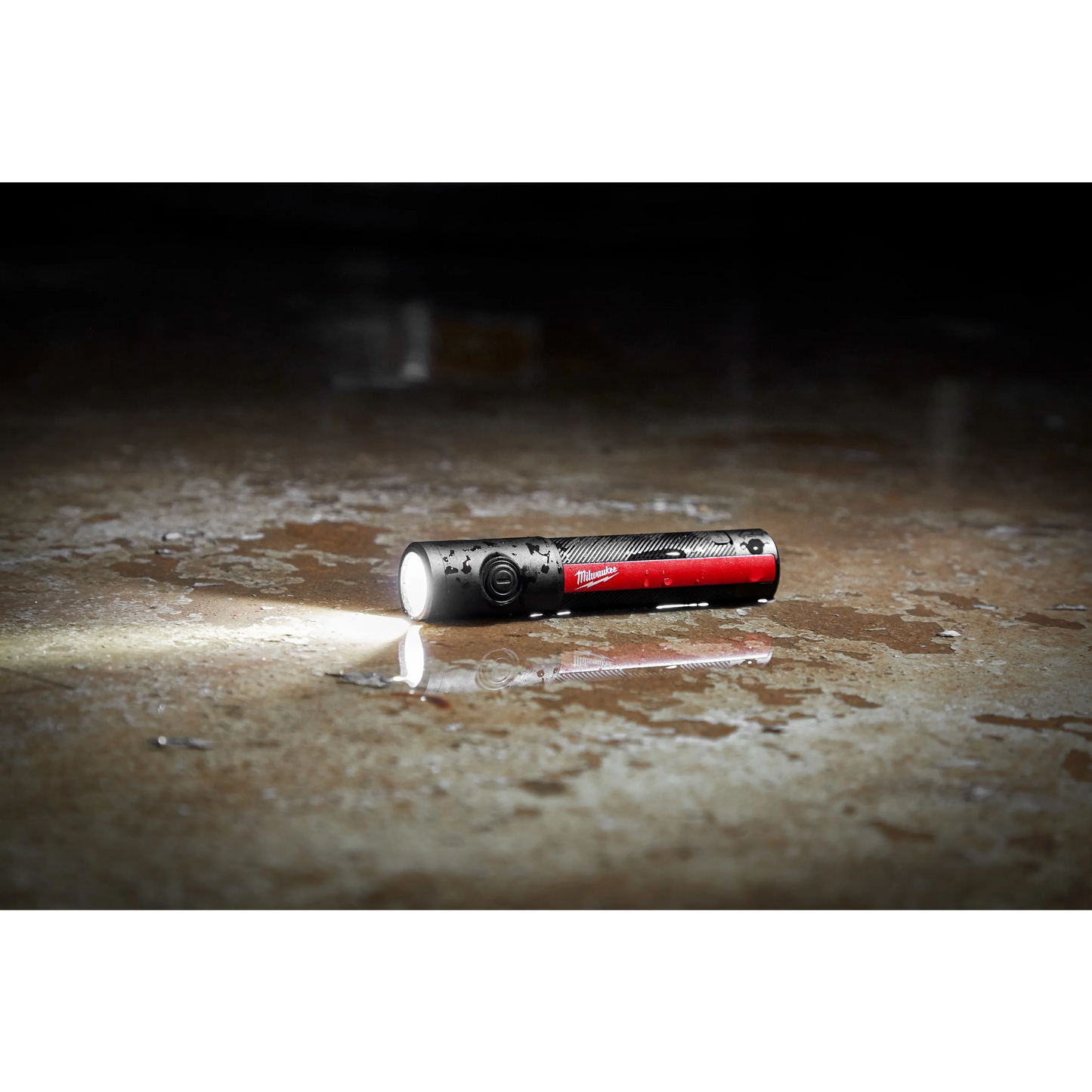 MILWAUKEE LINTERNA PORTATIL DE USO DIARIO RECARGABLE DE 500L CON IMAN 2011R