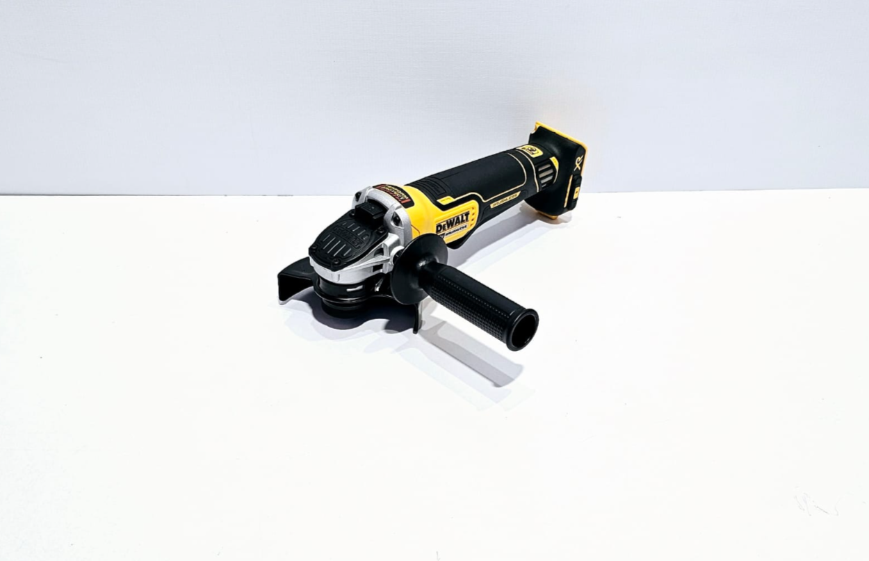 DEWALT ESMERILADORA DE ANGULO CON FRENO DE 4 - 1/2" - DCG413B