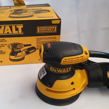 DEWALT KIT DE LIJADORA ORBITAL ALEATORIA DE 5" - DWE6421K