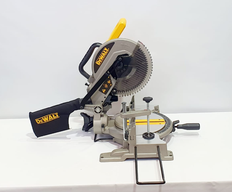 DEWALT SIERRA INGLETEADORA DE 10" - DW714