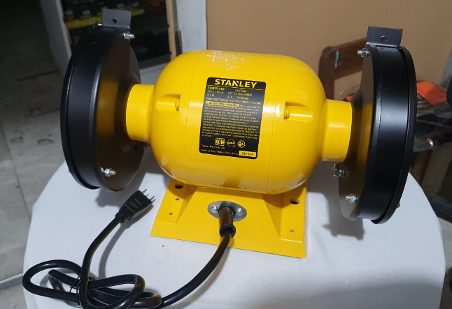 STANLEY ESMERIL DE BANCO DE 6" - STGB3715