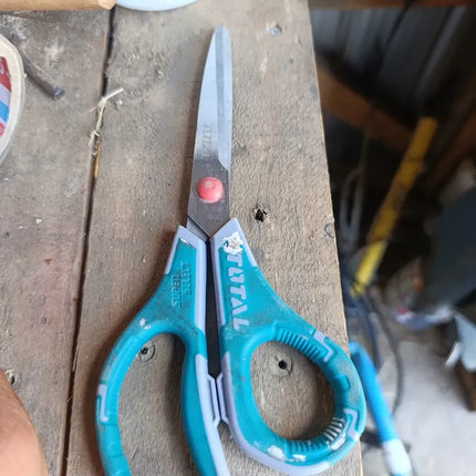 TOTAL TIJERA 8.5 ACERO INOXIDABLE MANGO ERGONOMICO  THSCRS812001